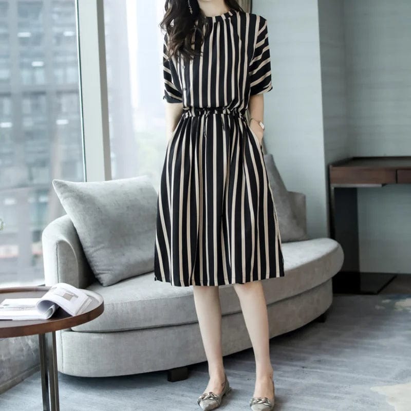 Summer New Minimalist Commuter Spliced Crew Neck Striped Elegant Fashion Luxury Slim Comfortable Half Sleeve Pleated Dress