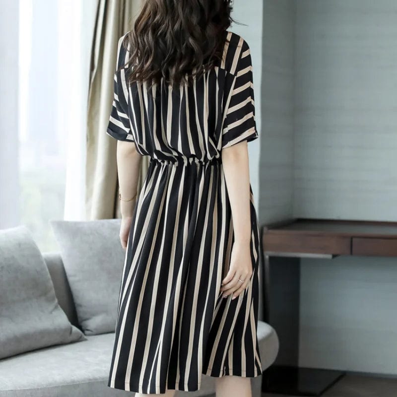 Summer New Minimalist Commuter Spliced Crew Neck Striped Elegant Fashion Luxury Slim Comfortable Half Sleeve Pleated Dress